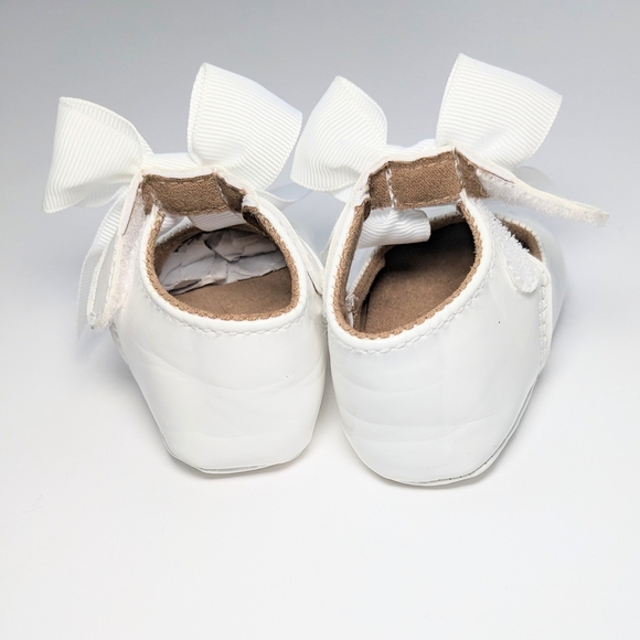 Elegant White Patten Leather Baby Shoes with Bow - Picture 5 of 8